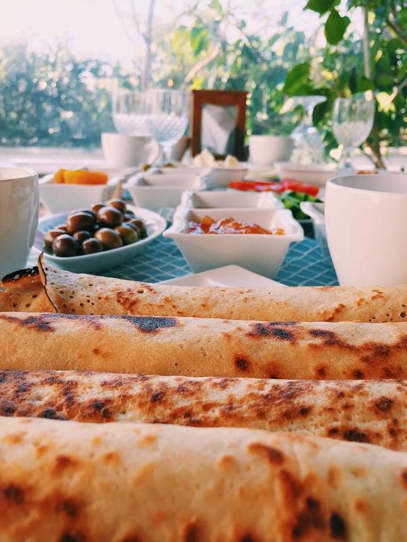 Sıcak gözleme ve kahvaltı masası dış mekanda