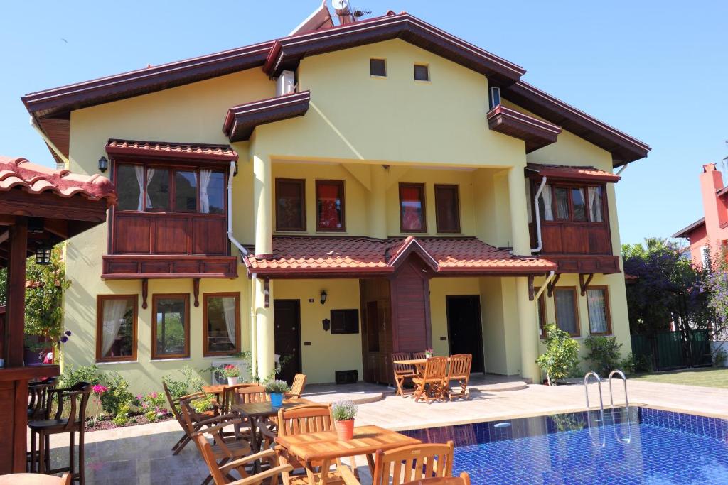 Otel dış cephesi ve havuzu gündüz ışığında