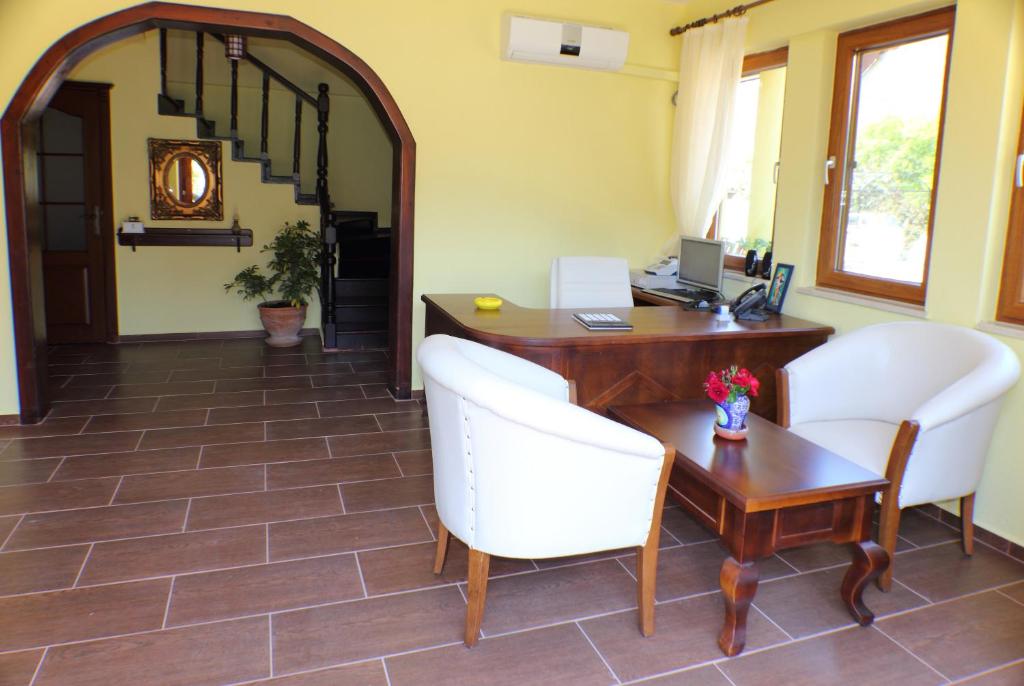 Otel lobisi merdiven ve oturma köşesi