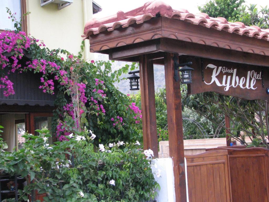 Kybele Otel Göcek Giriş - bahçe girişi çiçekli gölgelik