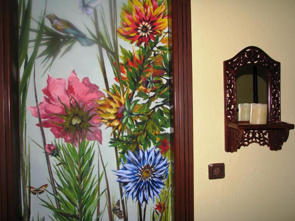 Otel içinde renkli çiçek ve kuş temalı duvar süslemesi