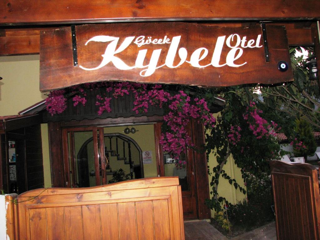 Kybele Otel gece aydınlatmalı giriş tabelası
