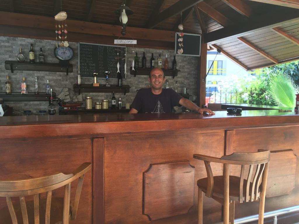 Cafe bar köşesinde gülümseyen personel