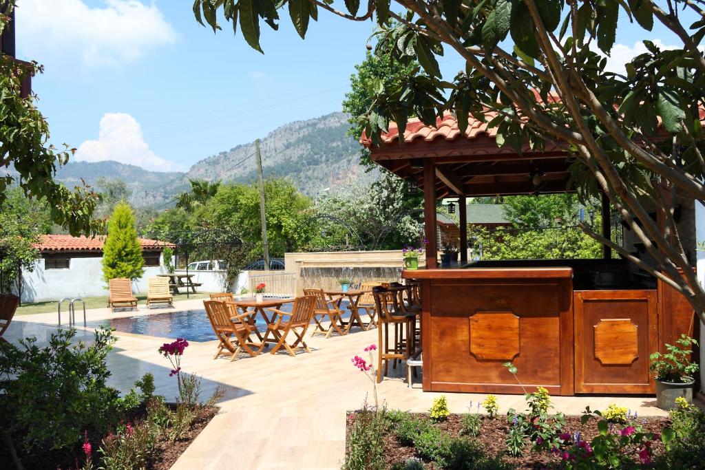 Havuz bahçe ve bar alanı geniş açı