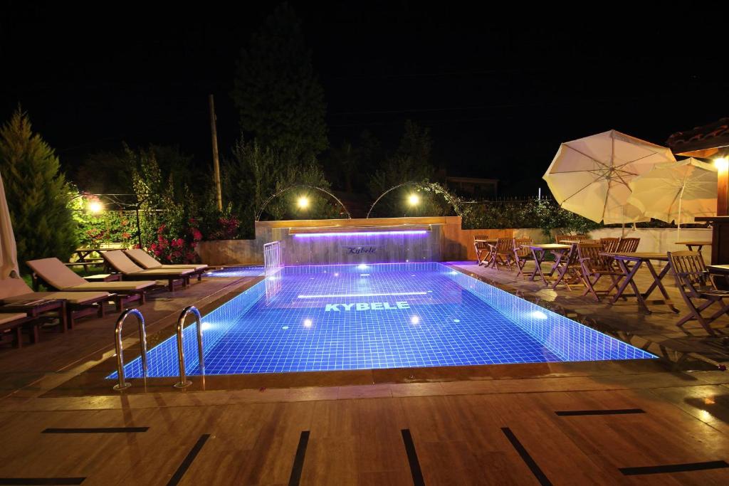 Gece aydınlatmalı havuz mavi ışıklarla