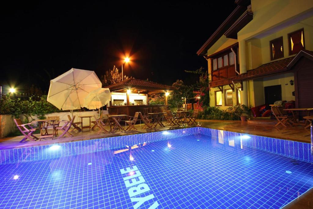 Gece havuz başı bar ve oturma grubu