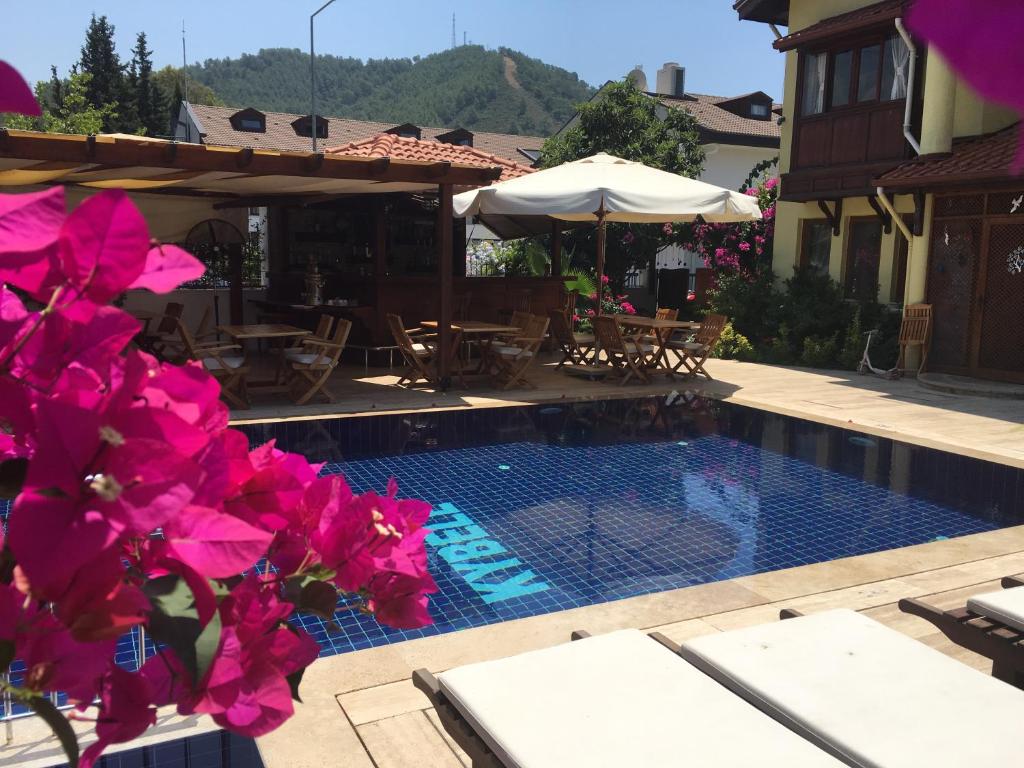 Kybele Otel havuzu, arka planda Göcek'in dağları ve çatıları