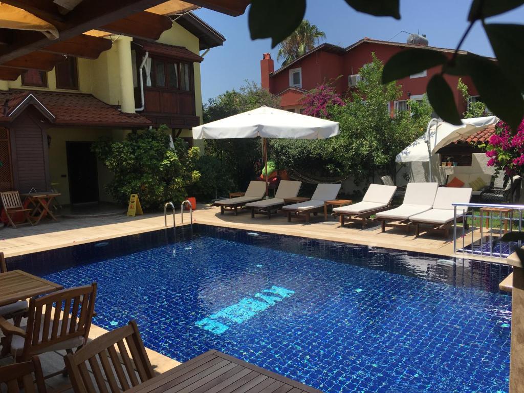 Havuz ve otel binası genel görünüm