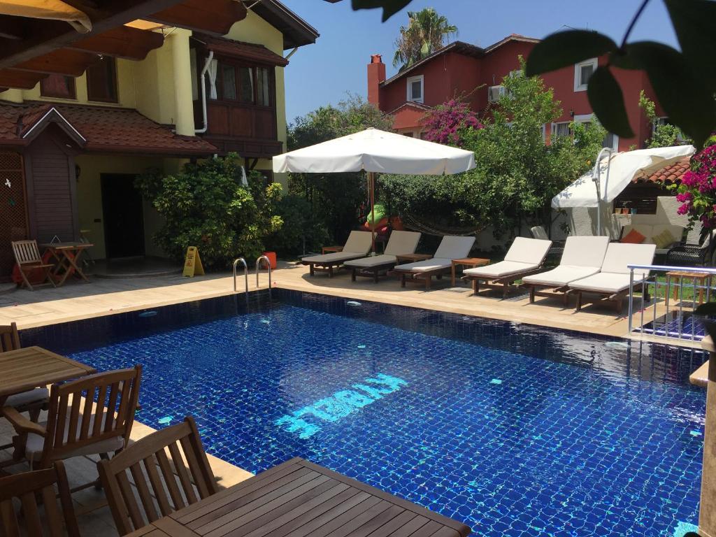 Havuz ve otel binası gündüz genel görünüm