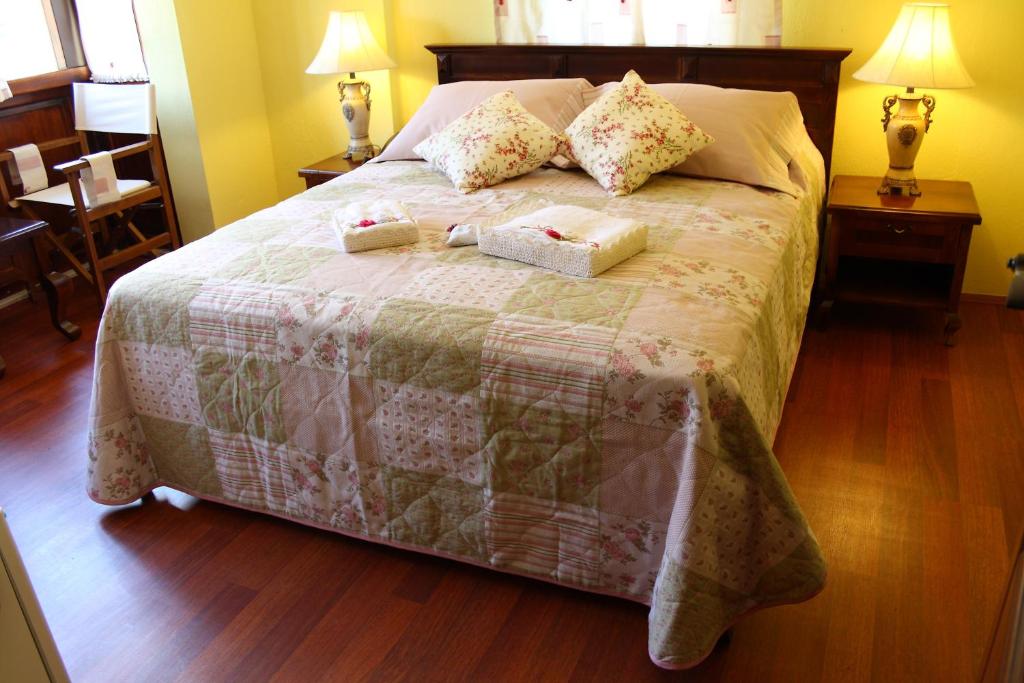 Kybele Otel Göcek Standart Oda - çiçekli yatak örtüsü ile
