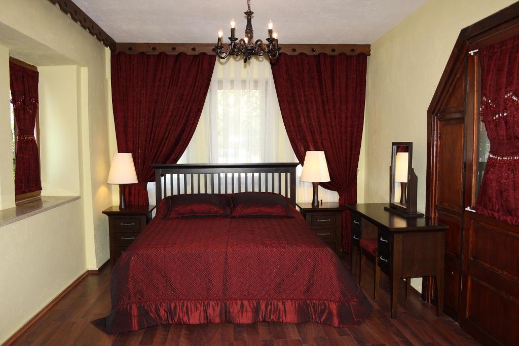 Çatı katı suite bordo lüks detay