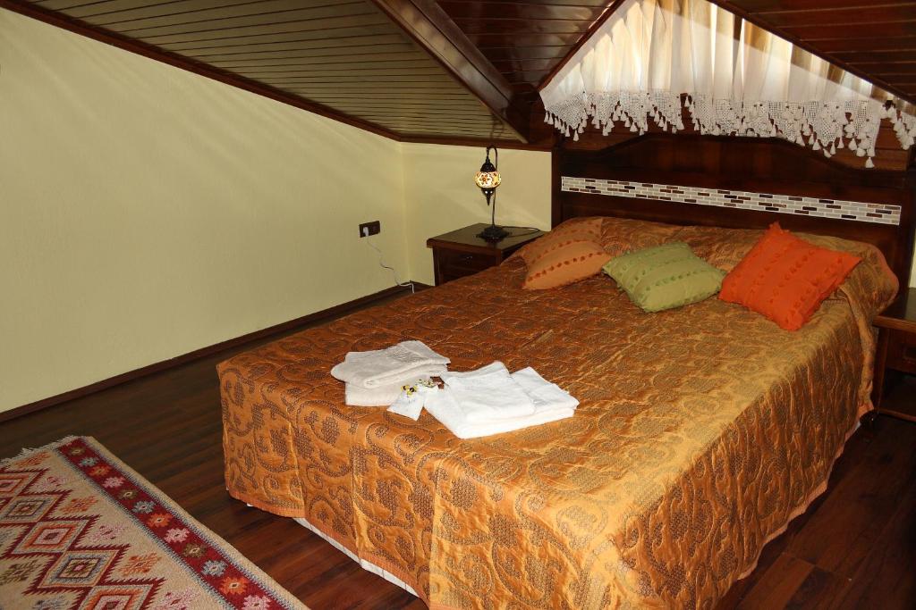Kybele Otel Göcek Çatı Katı Suite - ahşap tavan ve panoramik oturma alanı